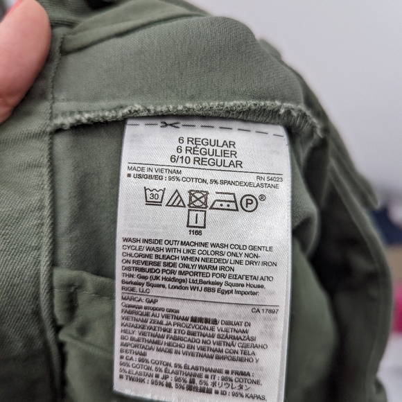 GAP Flat Front Cropped Pants - Picture 8 of 8